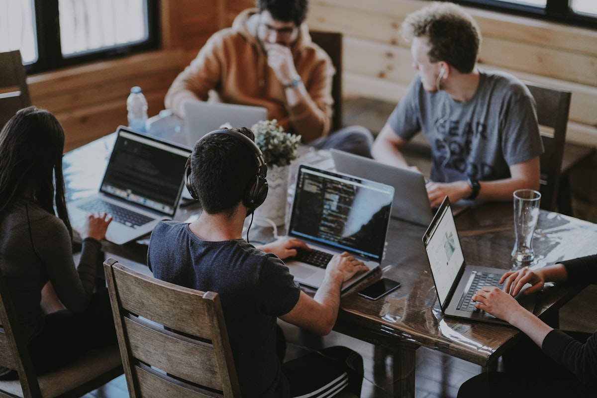 Equipe colaborando em reunião de trabalho
